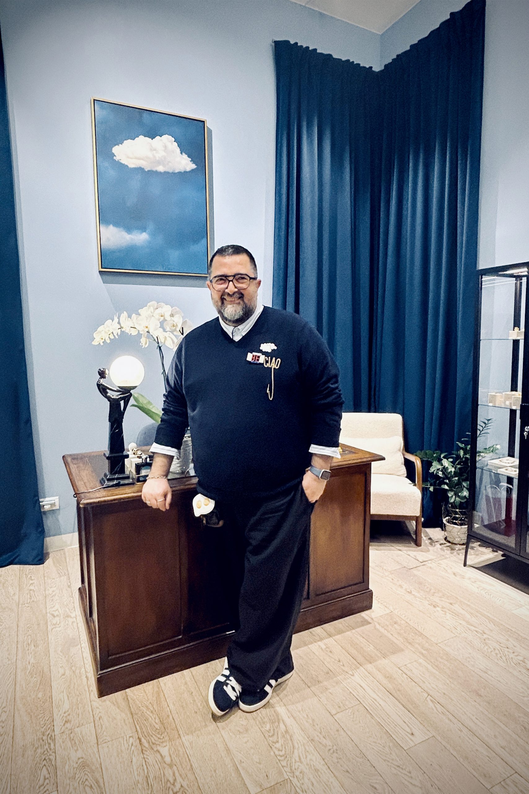 Claudio in un ambiente interno del Cloud Concept Store, con un quadro e una pianta sullo sfondo.